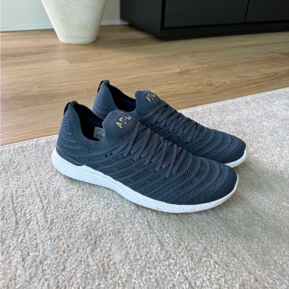 Men’s Navy Blue APL TechLoom Breeze shoes size 11, amazing condition hardly worn